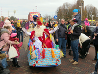 847097 Afbeelding van Sinterklaas in een fietskar op de Meerndijk te De Meern (gemeente Utrecht), die na zijn aankomst ...
